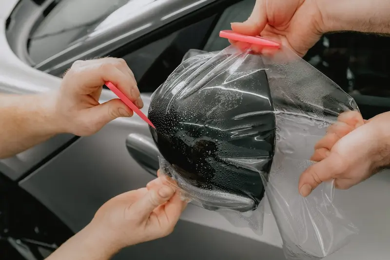 Acoperire caroserie cu folie protectoare